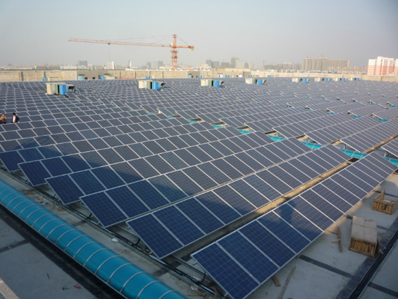 سلسلة Solar First Roof Mount: نظام حامل ثلاثي القوائم قابل للتعديل على السطح المسطح