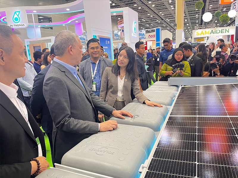 وزير الطاقة الماليزي يزور جناح Solar First في معرض IGEM & CETA 2024