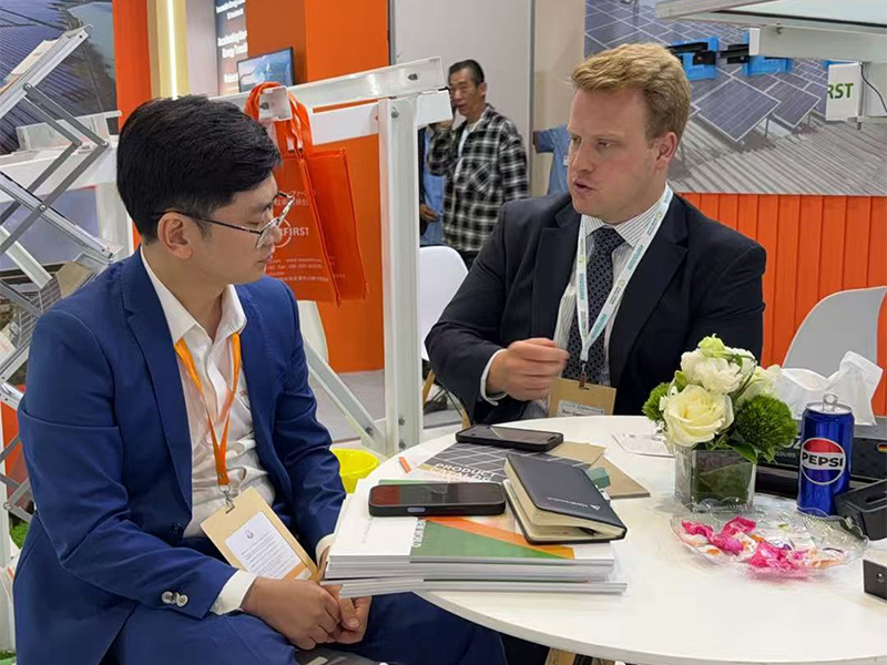 عندما تلتقي التكنولوجيا بالبيئات القاسية: تتألق شركة Solar First في معرض WFES 2026 بحلول الطاقة الشمسية الكهروضوئية المتكيفة مع الرياح والرمال!