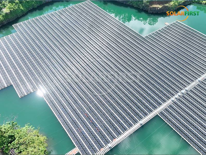 مشروع الطاقة الشمسية الكهروضوئية العائمة بقدرة 7.2 ميجاوات يبدأ عملياته، مما يعزز انتقال هاينان إلى الطاقة الخضراء